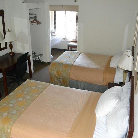 The Greenwood Hotel 鲍灵格林 外观 照片