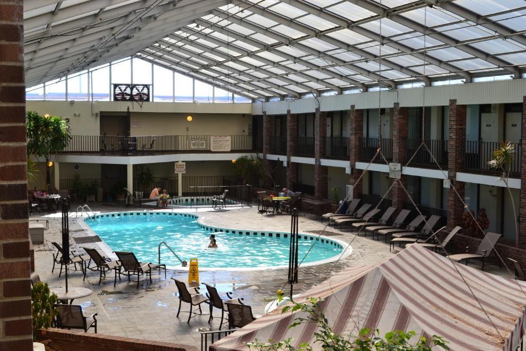 The Greenwood Hotel 鲍灵格林 外观 照片