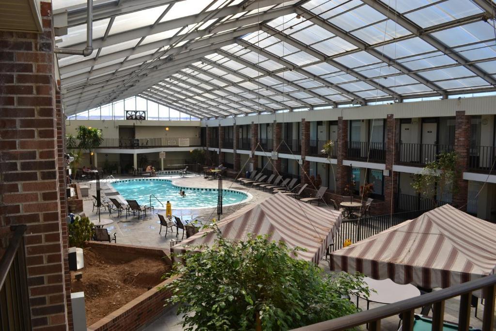 The Greenwood Hotel 鲍灵格林 外观 照片