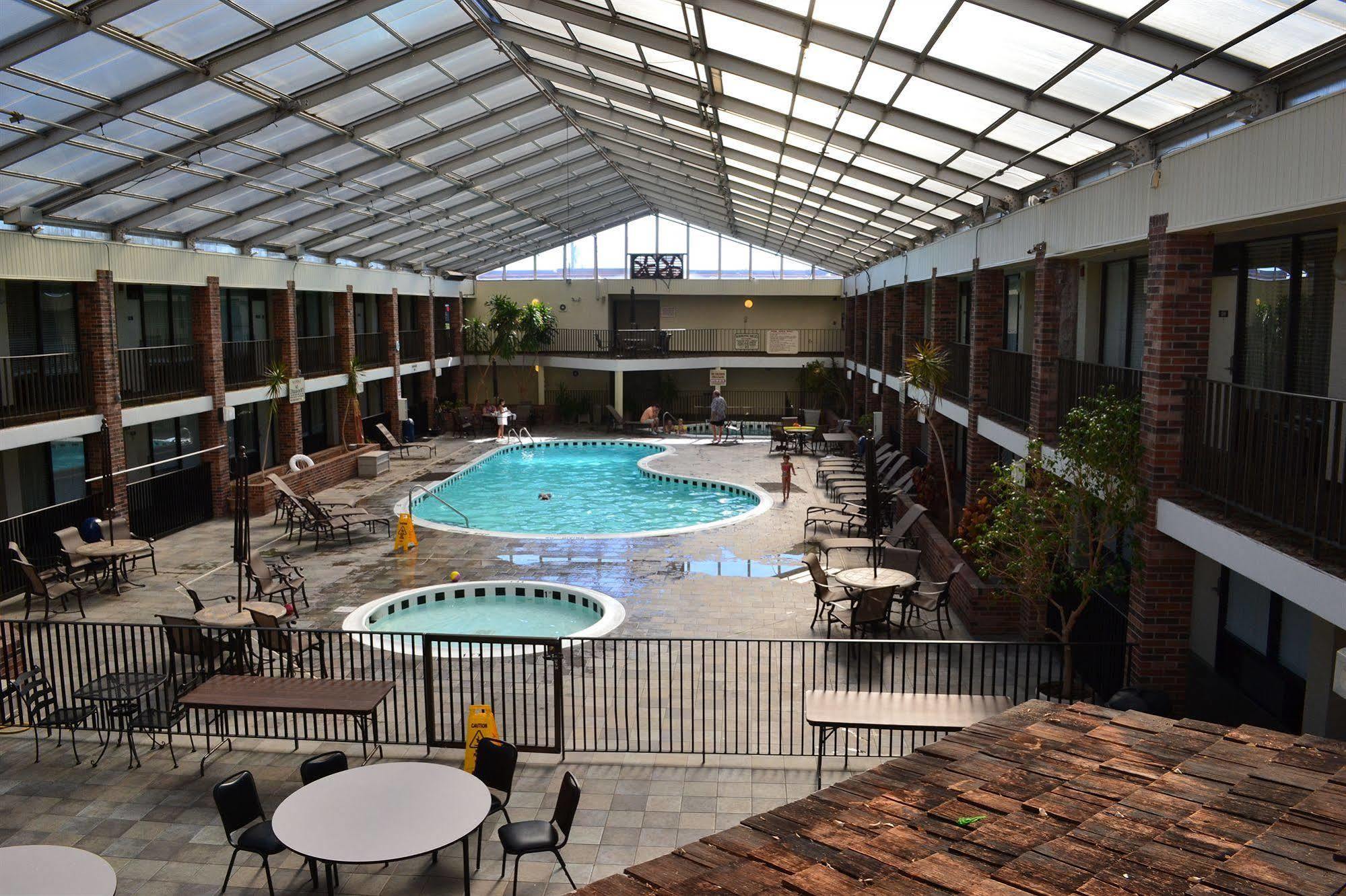The Greenwood Hotel 鲍灵格林 外观 照片